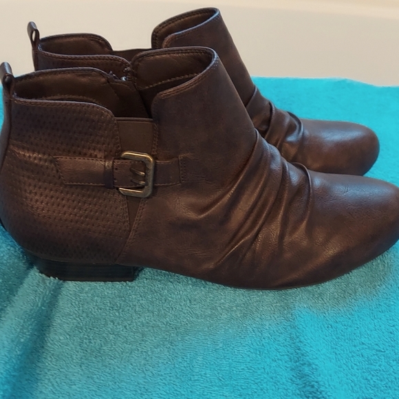 Cloudwalker Leather Like Brown Booties - Picture 3 of 7